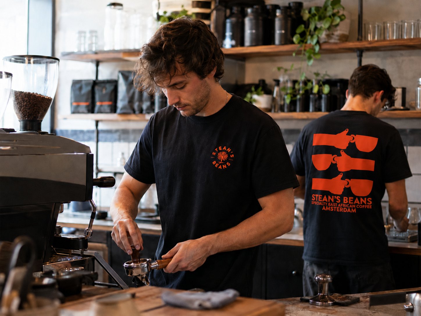 kok met bedrukt horeca-schort in keuken