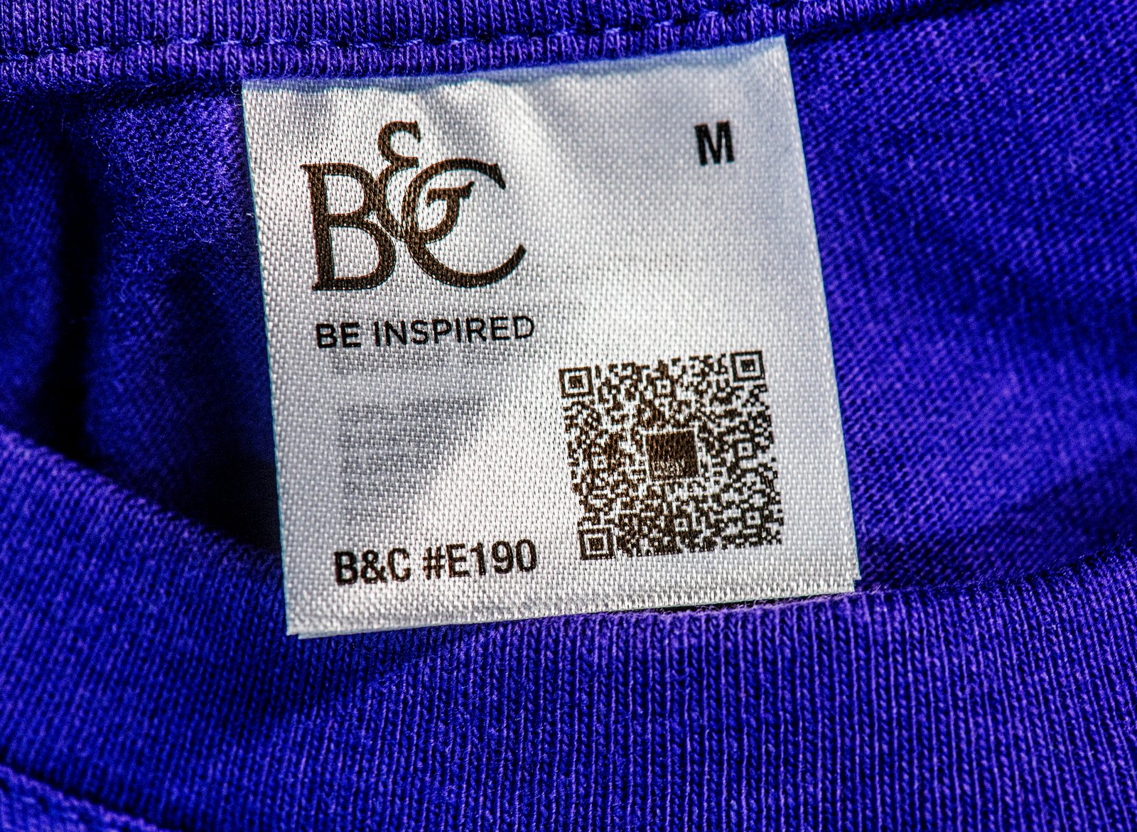 Hero-foto: Voorbeeld DPP QR-label op textiel-binnenlabel