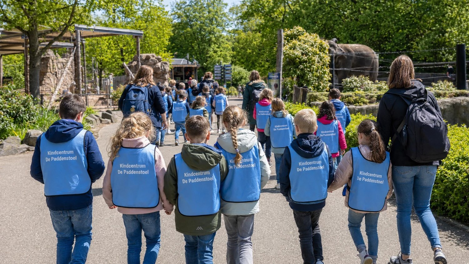 klas met bijpassende schoolshirts buiten