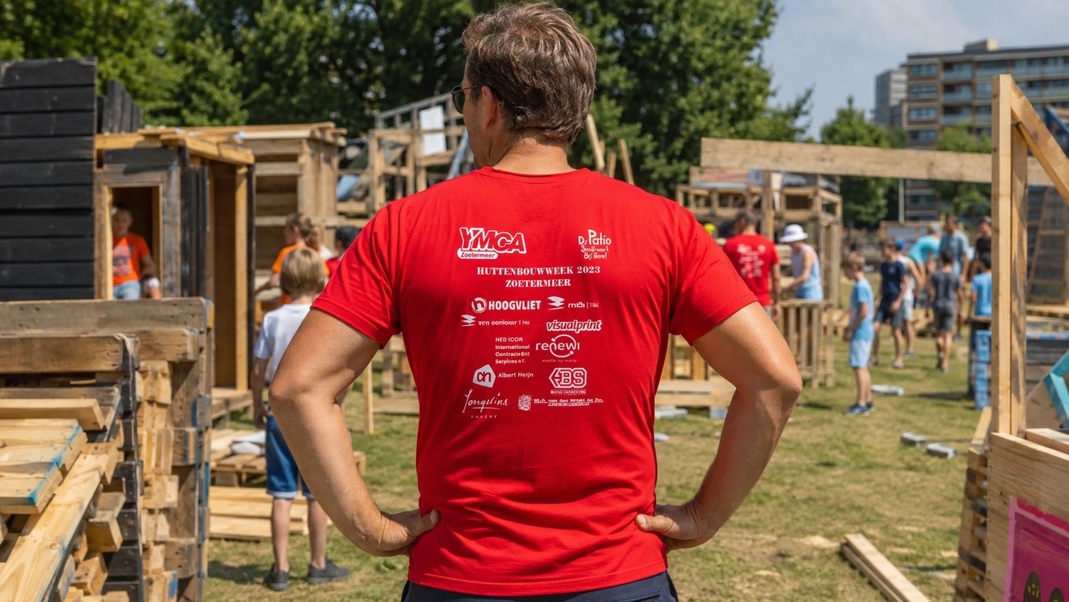 festival crew met event-shirts in actie